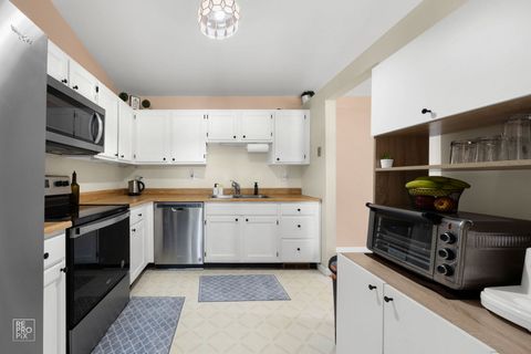 Tiny photo for 156 W Golf Road #E, Libertyville, IL 60048 (MLS # 12650941)