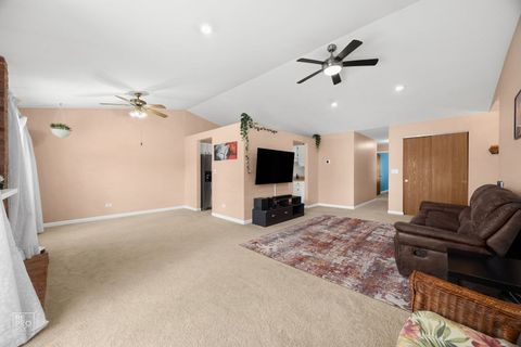 Tiny photo for 156 W Golf Road #E, Libertyville, IL 60048 (MLS # 12650941)