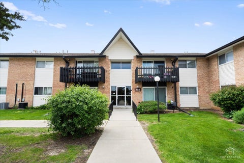 Tiny photo for 20A Kingery Quarter #201, Willowbrook, IL 60527 (MLS # 12647179)
