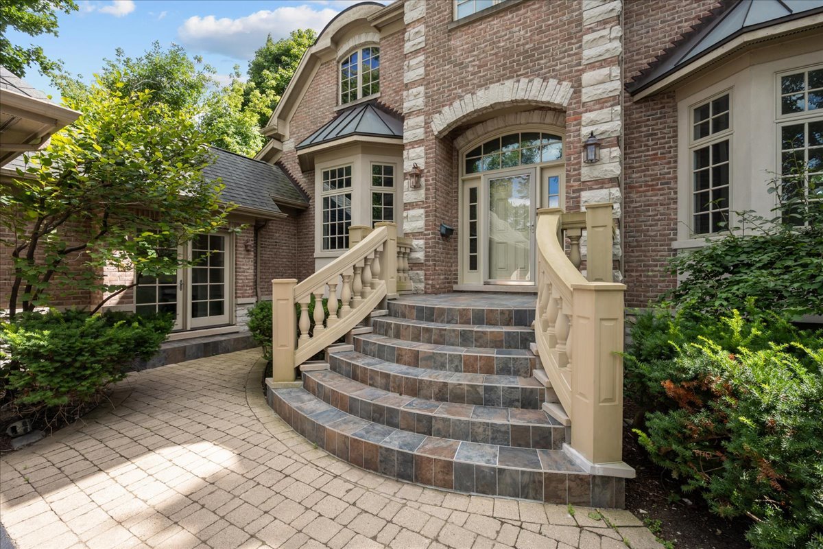 995 Old Elm Place