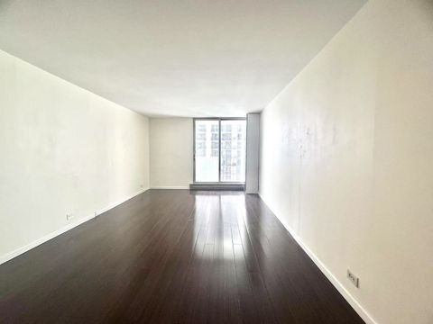 Tiny photo for 6033 N SHERIDAN Road #27C, Chicago, IL 60660 (MLS # 12418585)