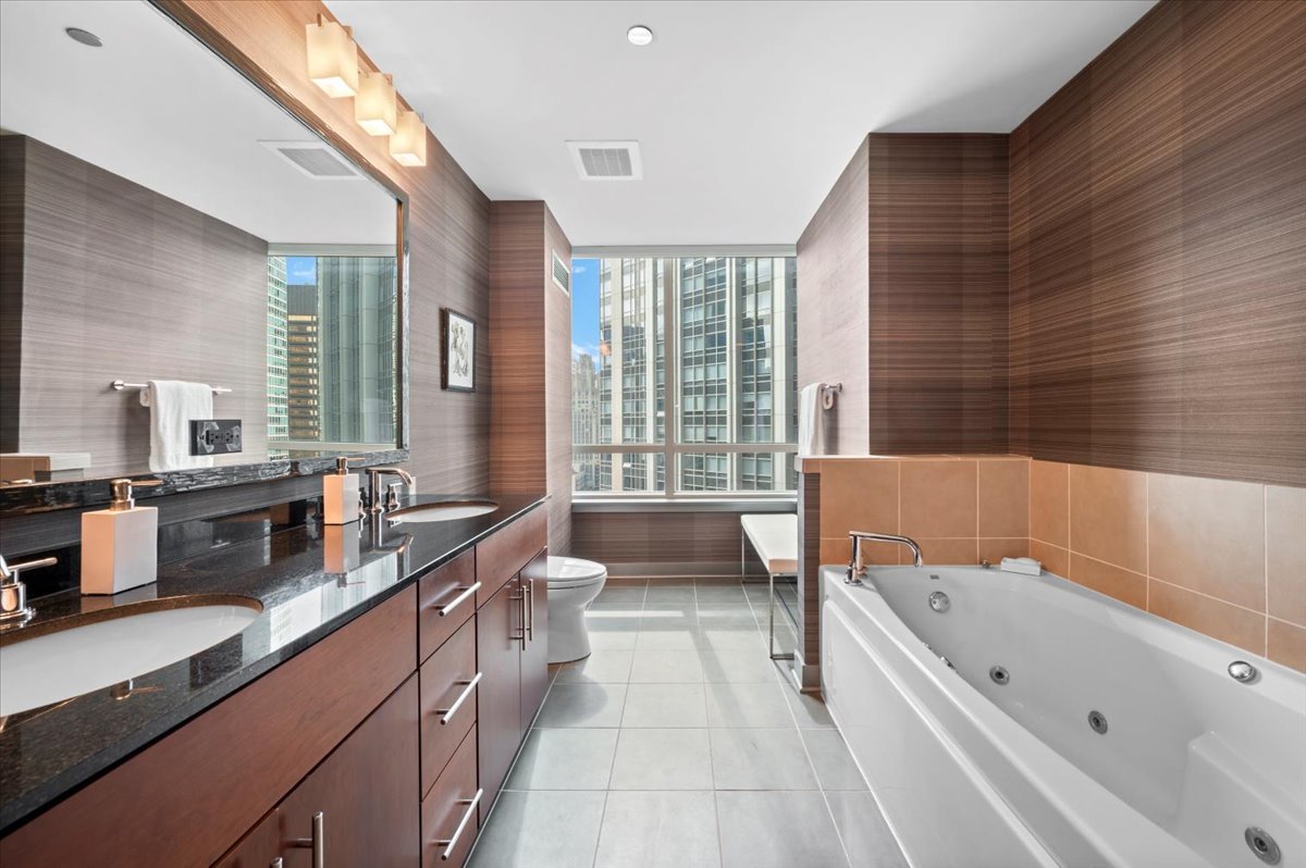 Chicago, Illinois 60611, United States, 2 Bedrooms Bedrooms, ,2 BathroomsBathrooms,Residential,Active,226840