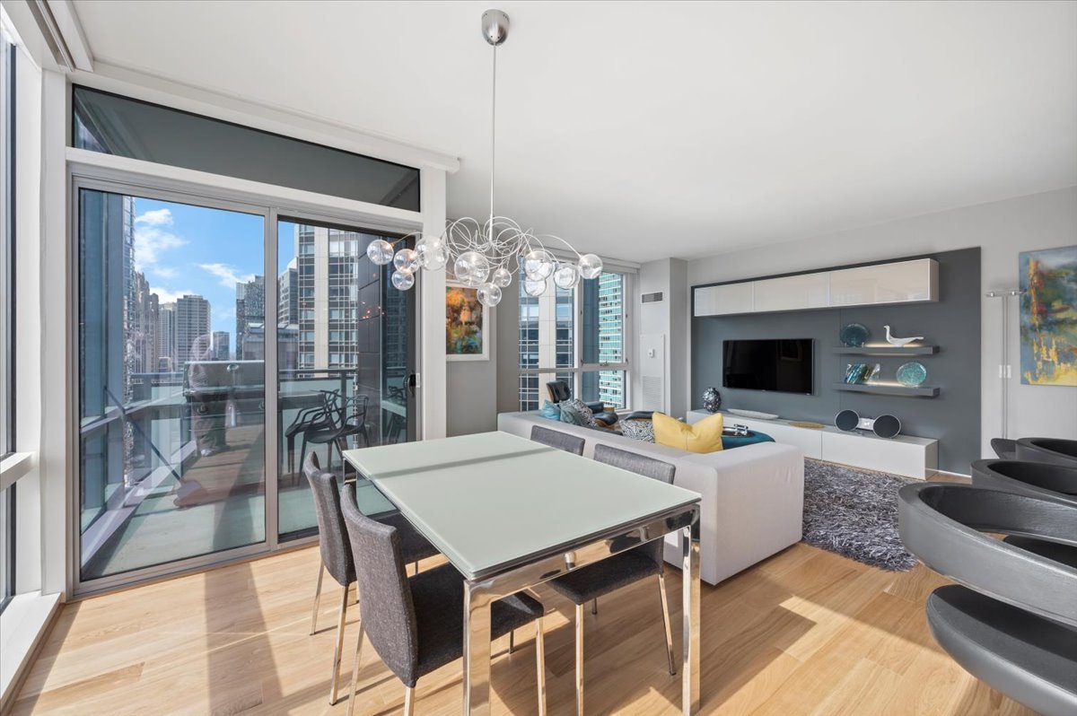 Chicago, Illinois 60611, United States, 2 Bedrooms Bedrooms, ,2 BathroomsBathrooms,Residential,Active,226840