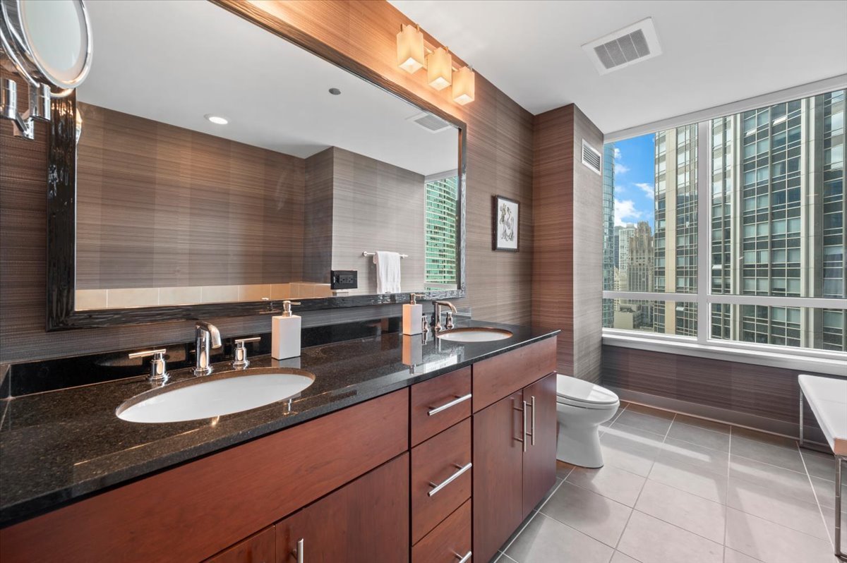 Chicago, Illinois 60611, United States, 2 Bedrooms Bedrooms, ,2 BathroomsBathrooms,Residential,Active,226840