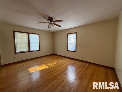 Tiny photo for 121 N 9TH Street, Herrin, IL 62948 (MLS # EB460470)