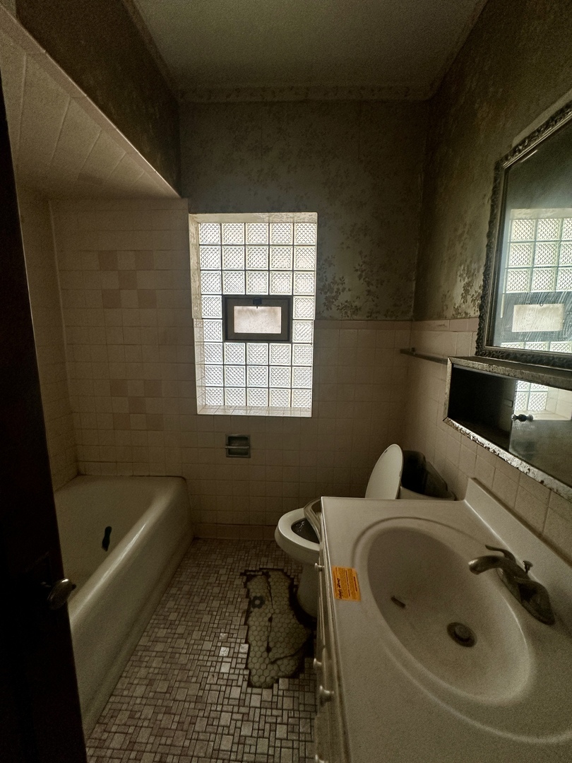 Chicago, Illinois 60641, United States, 5 Bedrooms Bedrooms, ,3 BathroomsBathrooms,Residential,Active,240041