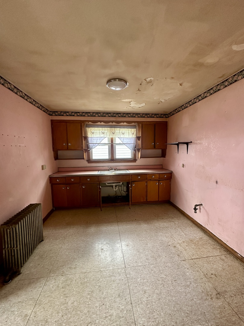 Chicago, Illinois 60641, United States, 5 Bedrooms Bedrooms, ,3 BathroomsBathrooms,Residential,Active,240041