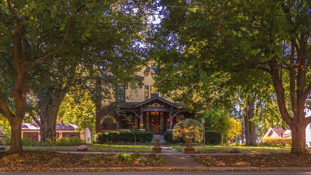 Photo for 1111 E Grove Street E, Bloomington, IL 61701 (MLS # 12498099)