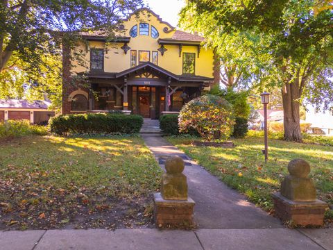 Tiny photo for 1111 E Grove Street E, Bloomington, IL 61701 (MLS # 12498099)