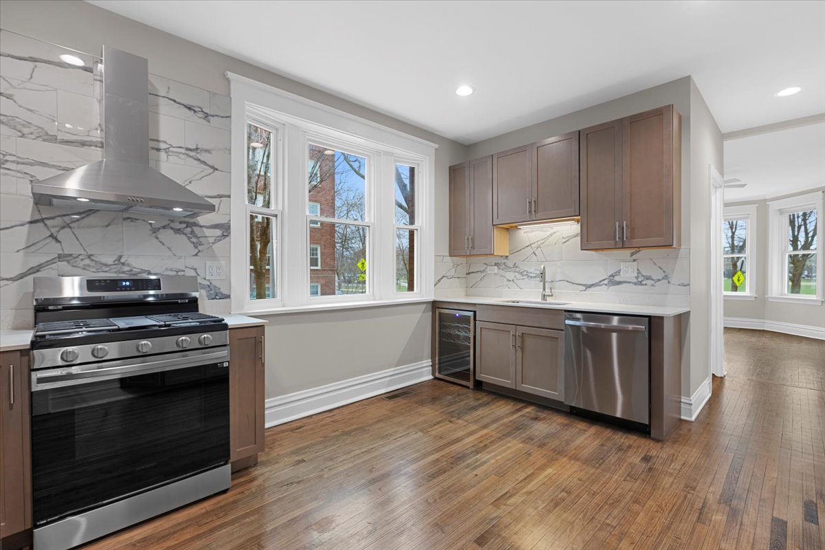 2225 W Montrose Avenue 1F