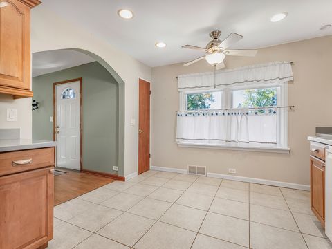 Tiny photo for 3111 Stillwell Drive, Des Plaines, IL 60018 (MLS # 12530067)