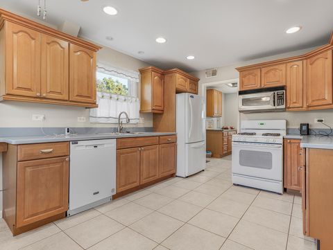 Tiny photo for 3111 Stillwell Drive, Des Plaines, IL 60018 (MLS # 12530067)