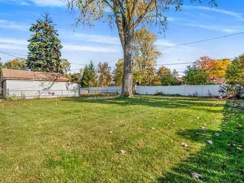Tiny photo for 3111 Stillwell Drive, Des Plaines, IL 60018 (MLS # 12530067)
