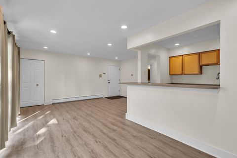 Tiny photo for 229 W Court Of Shorewood #3B, Vernon Hills, IL 60061 (MLS # 12489944)