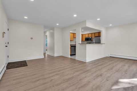 Tiny photo for 229 W Court Of Shorewood #3B, Vernon Hills, IL 60061 (MLS # 12489944)