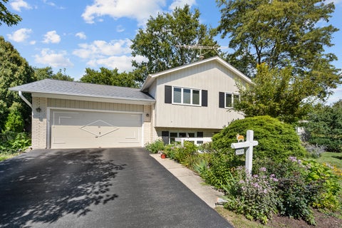 Tiny photo for 90 Park Lane, Lake Bluff, IL 60044 (MLS # 12776767)