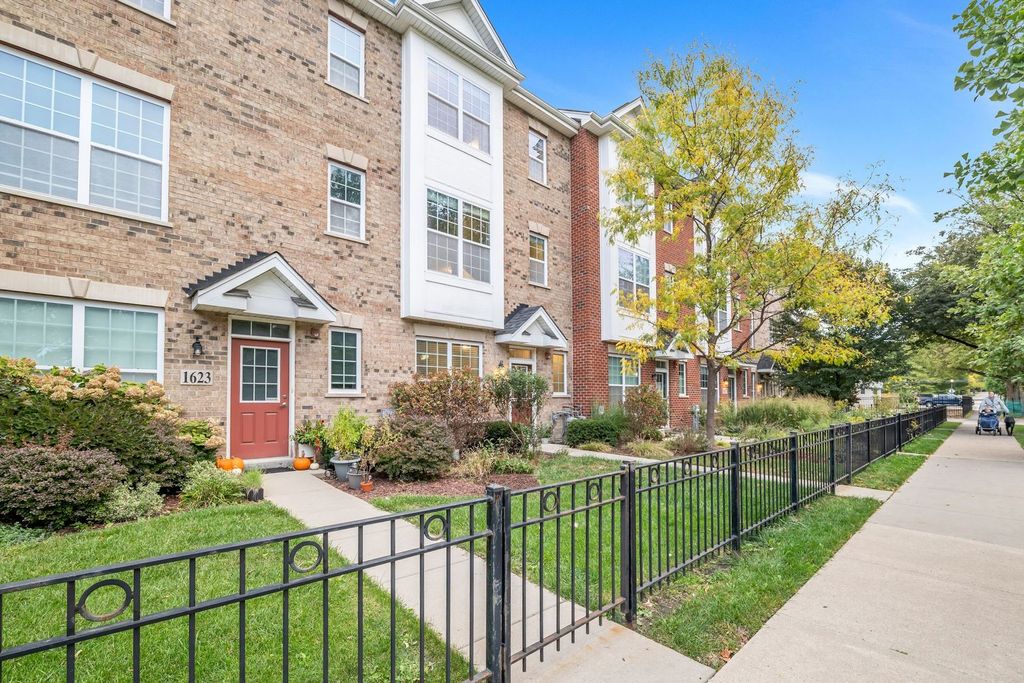 Photo for 1621 Church Street, Evanston, IL 60201 (MLS # 12496919)