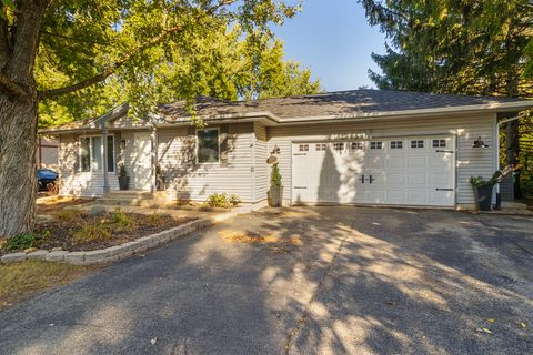 Photo of 115 SE LAMPLIGHTER LOOP Loop SE, Poplar Grove, IL 61065 (MLS # 12493697)