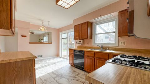 Tiny photo for 28 Montgomery Lane, Vernon Hills, IL 60061 (MLS # 12618708)
