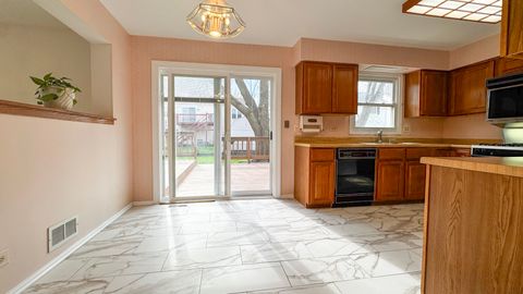 Tiny photo for 28 Montgomery Lane, Vernon Hills, IL 60061 (MLS # 12618708)