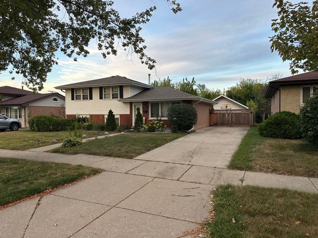 Photo for 10501 Forest Lane, Chicago Ridge, IL 60415 (MLS # 12484847)