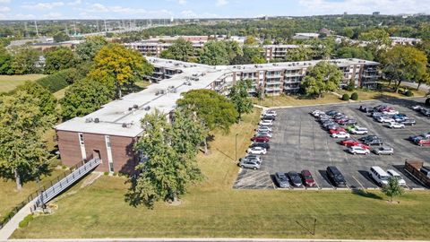 Tiny photo for 5540 Walnut Avenue #4A, Downers Grove, IL 60515 (MLS # 12488387)