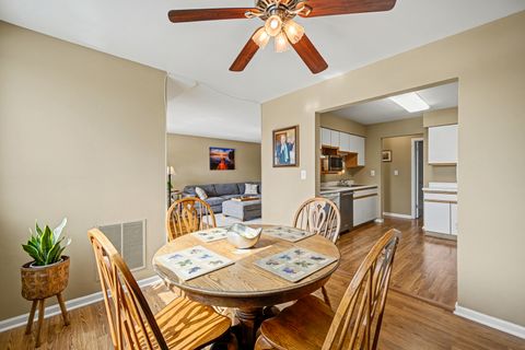 Tiny photo for 450 Raintree Court #3B, Glen Ellyn, IL 60137 (MLS # 12583109)