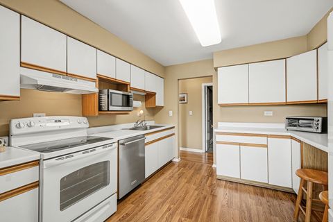 Tiny photo for 450 Raintree Court #3B, Glen Ellyn, IL 60137 (MLS # 12583109)