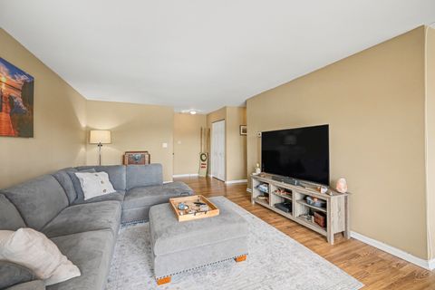 Tiny photo for 450 Raintree Court #3B, Glen Ellyn, IL 60137 (MLS # 12583109)