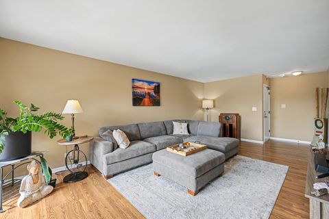 Tiny photo for 450 Raintree Court #3B, Glen Ellyn, IL 60137 (MLS # 12583109)