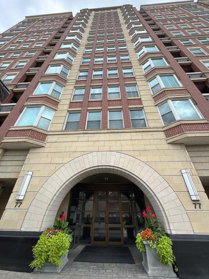 77 S Evergreen Avenue 407