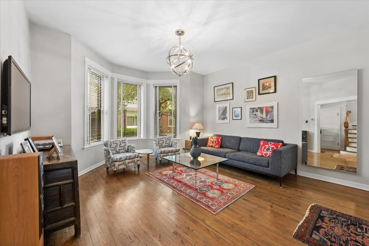 3822 N ALTA VISTA Terrace