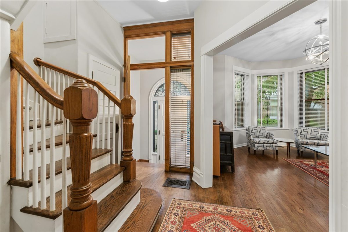 3822 N ALTA VISTA Terrace