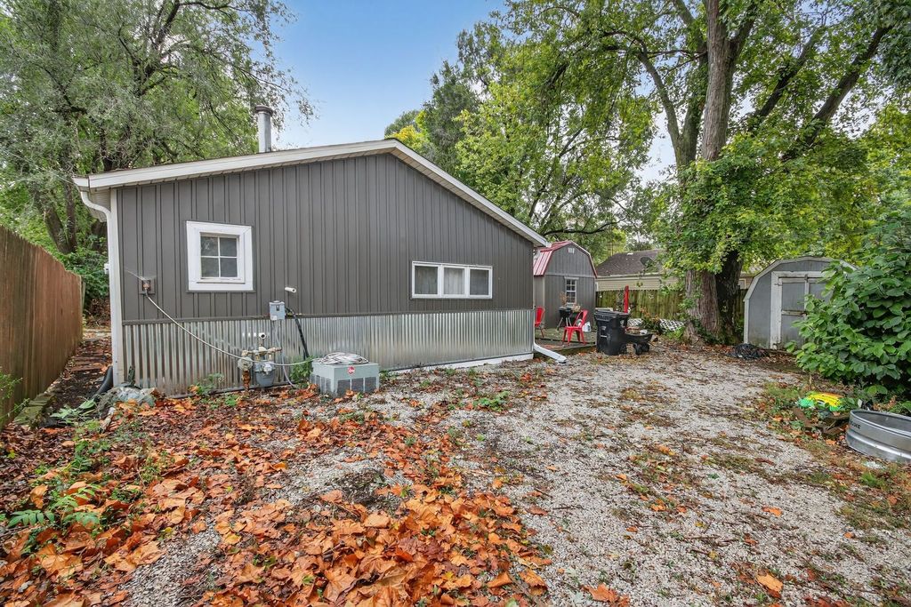 Photo for 1216 S Oak Street, Bloomington, IL 61701 (MLS # 12500244)