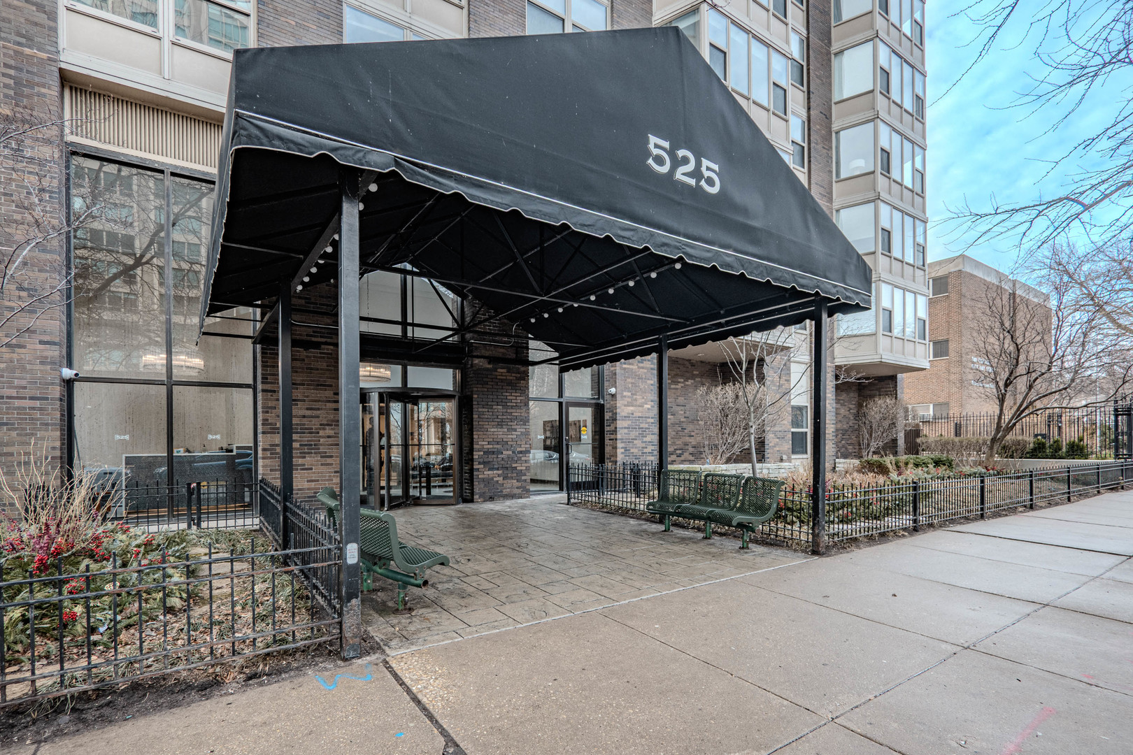 525 W Hawthorne Place 101