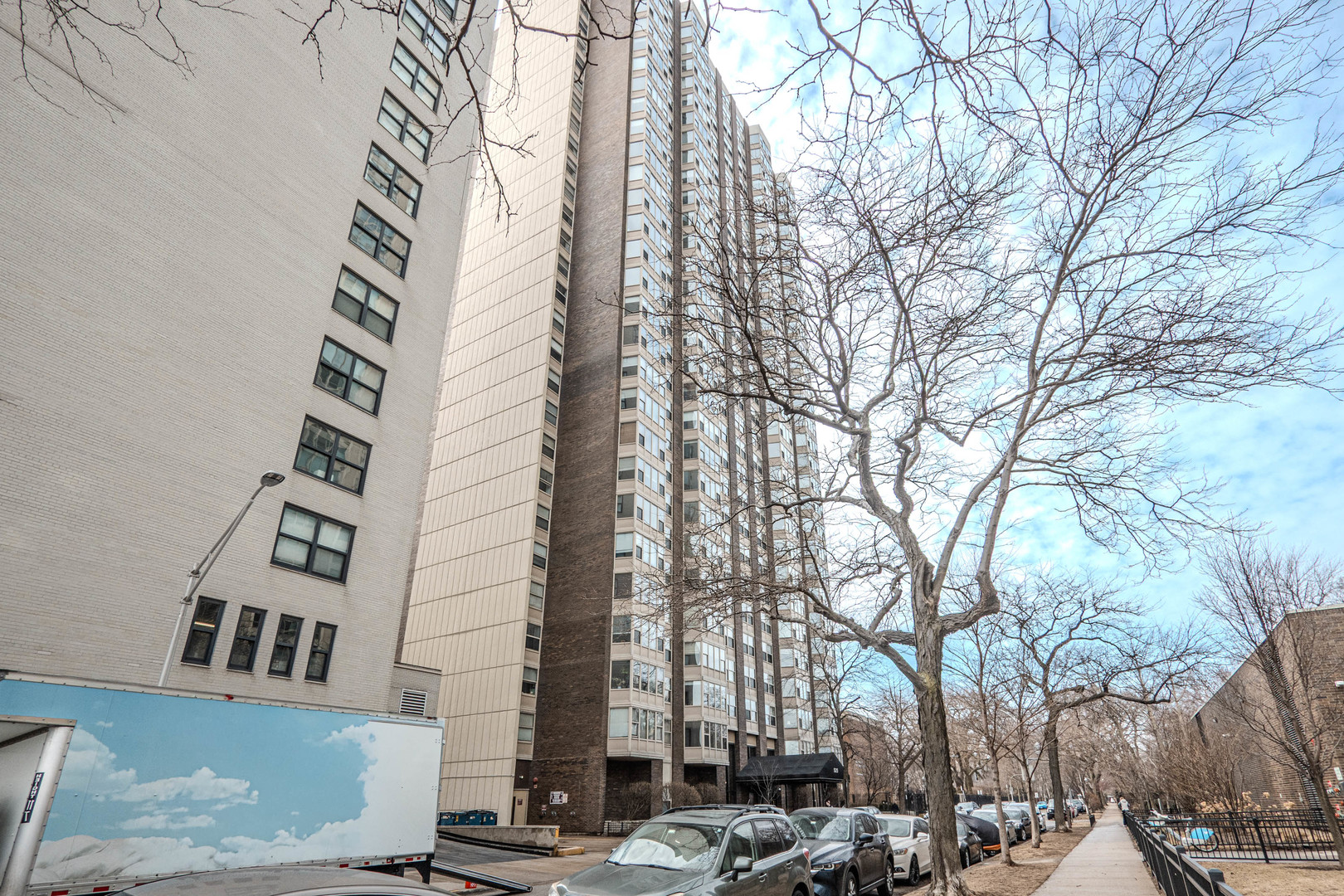 525 W Hawthorne Place 101