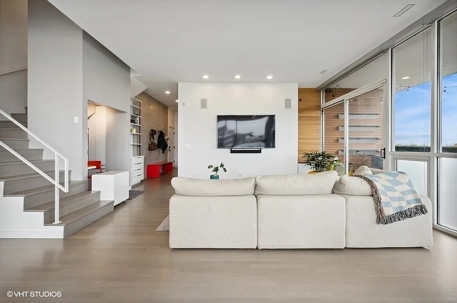 2157 W DIVISION Street 401