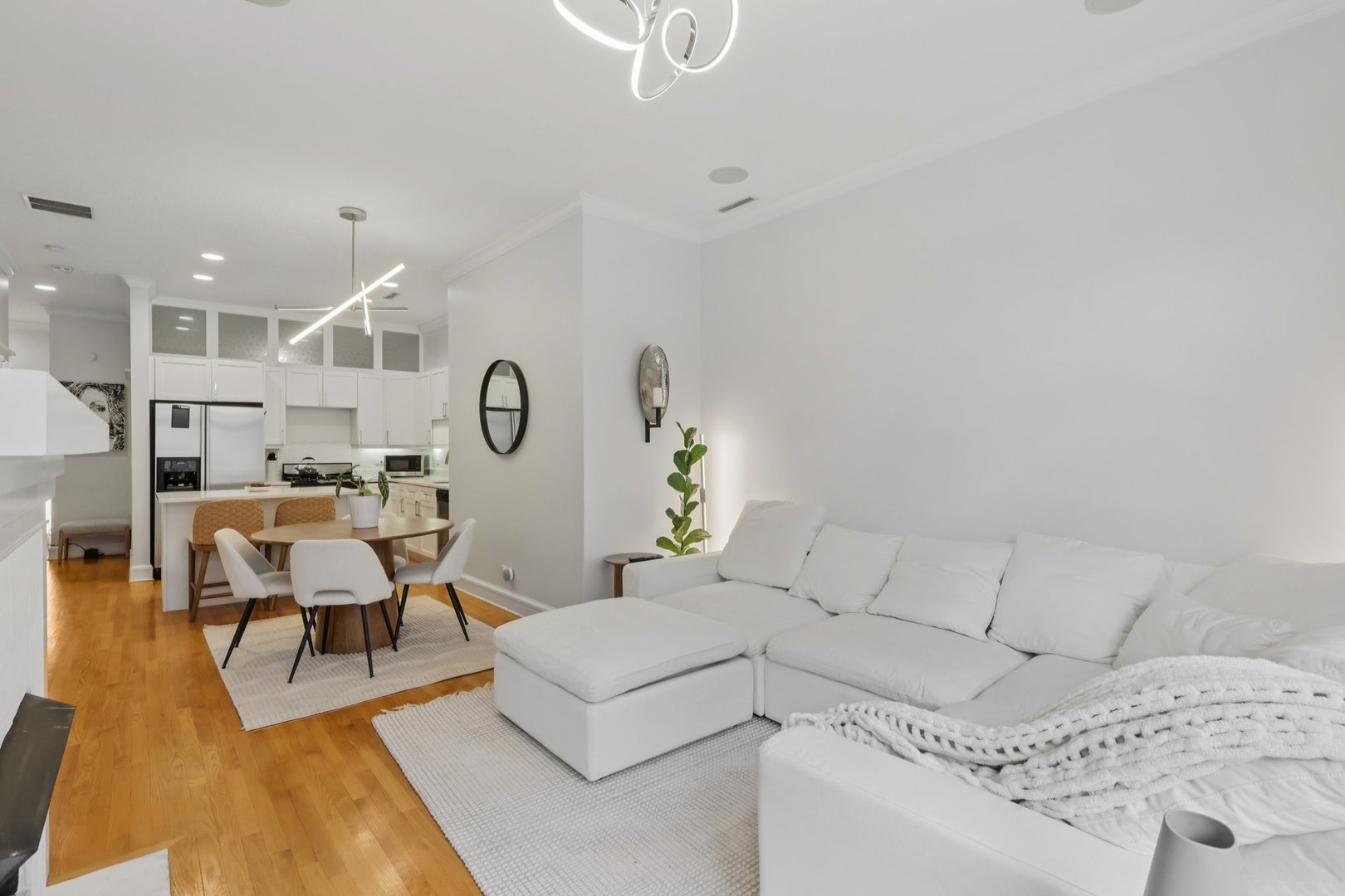 800 W Cornelia Avenue 208