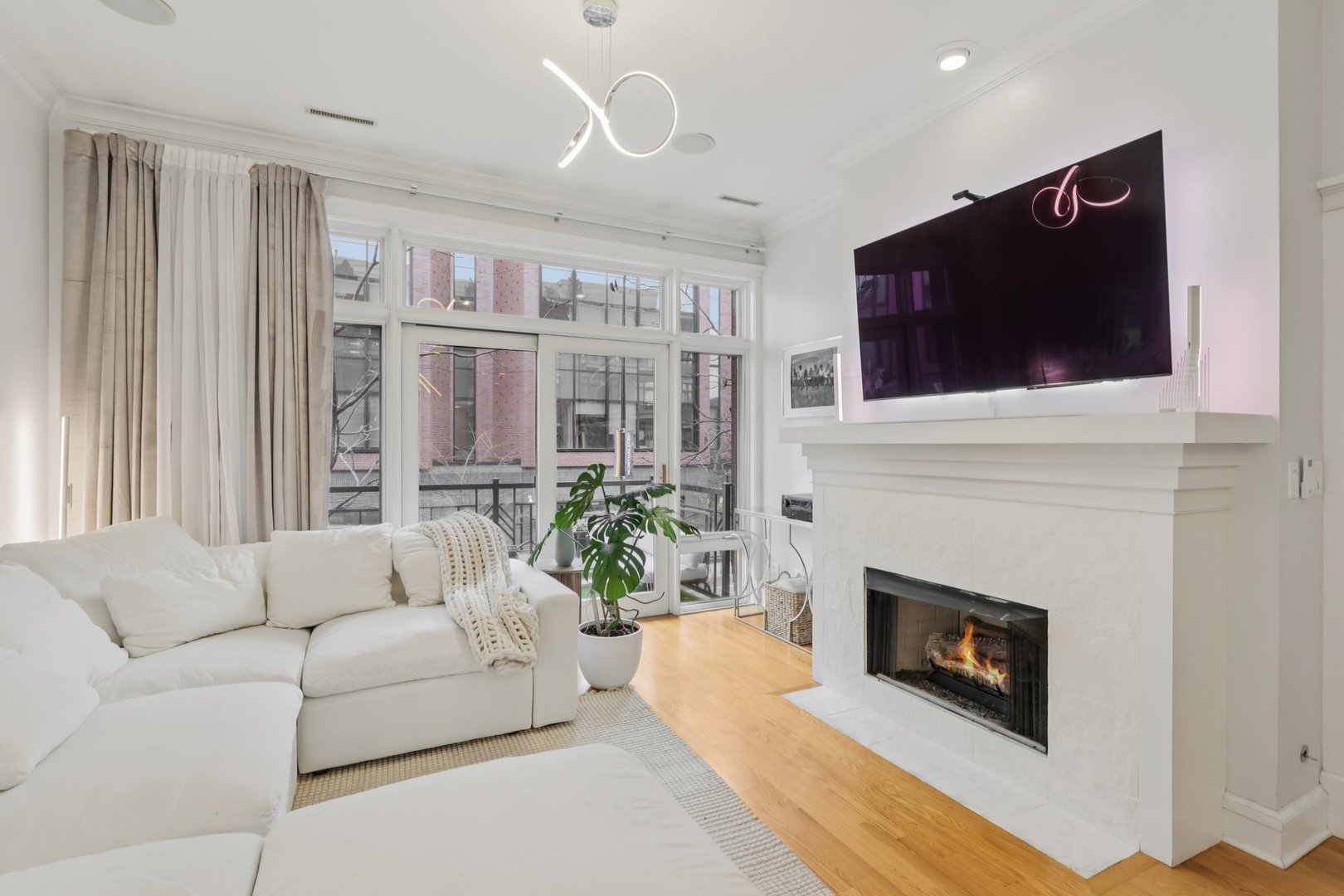 800 W Cornelia Avenue 208