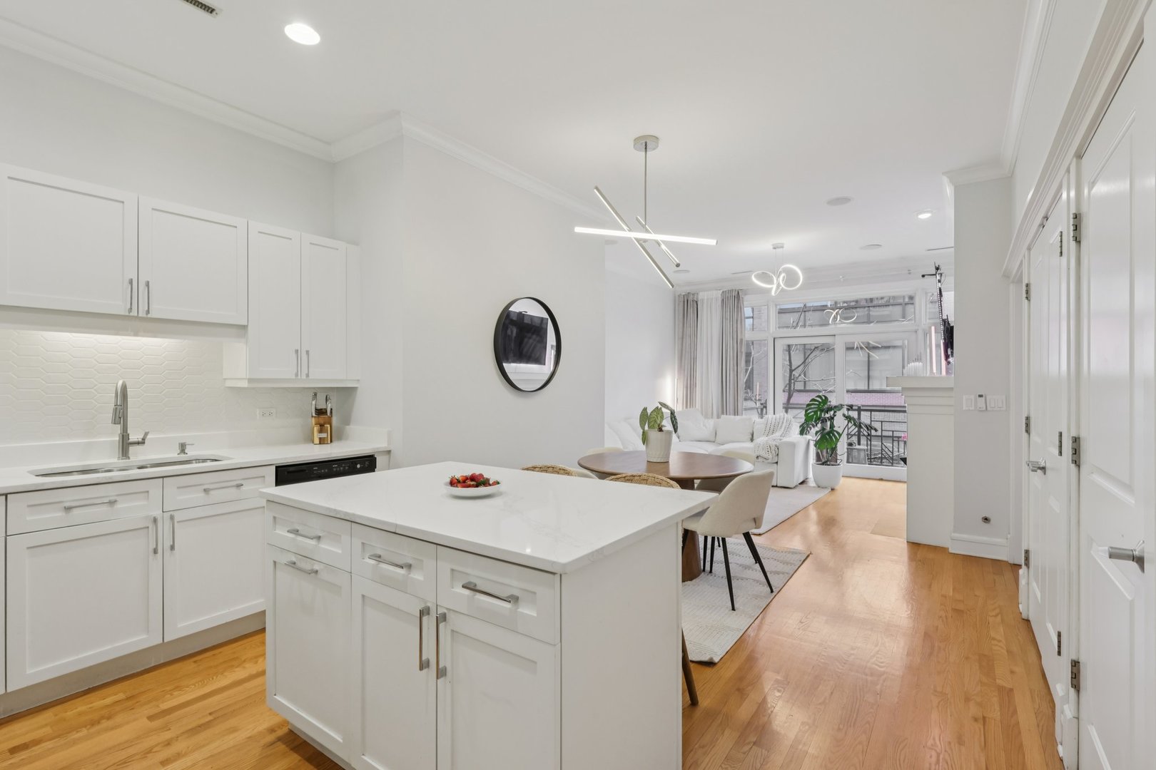 800 W Cornelia Avenue 208