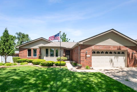 Photo of 9342 Sutton Place, Tinley Park, IL 60487 (MLS # 12618586)