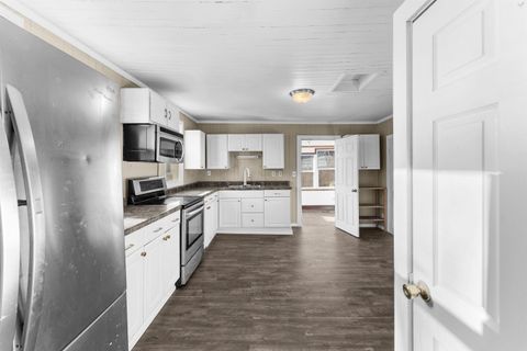 Tiny photo for 2202 Pershing Blvd Boulevard, Clinton, IA 52732 (MLS # 100000407)