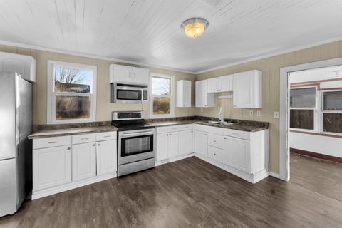 Tiny photo for 2202 Pershing Blvd Boulevard, Clinton, IA 52732 (MLS # 100000407)