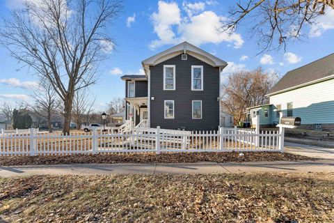 Photo of 2202 Pershing Blvd Boulevard, Clinton, IA 52732 (MLS # 100000407)