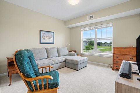 Tiny photo for 2592 MIDDLE Road #318, Bettendorf, IA 52722 (MLS # 12690692)