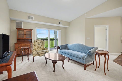 Tiny photo for 2592 MIDDLE Road #318, Bettendorf, IA 52722 (MLS # 12690692)