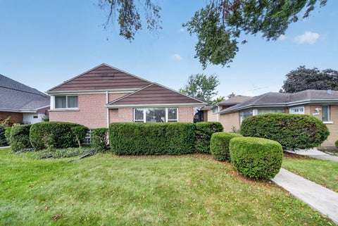 Photo of 3824 W Chase Avenue, Lincolnwood, IL 60712 (MLS # 12747754)