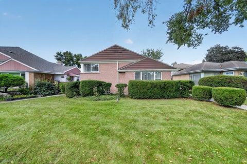 Tiny photo for 3824 W Chase Avenue, Lincolnwood, IL 60712 (MLS # 12747754)