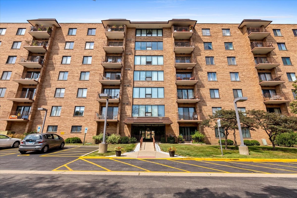 View Mount Prospect, IL 60056 condo