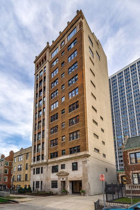 Photo of 707 W Junior Terrace Street #PH-12, Chicago, IL 60613 (MLS # 12511711)